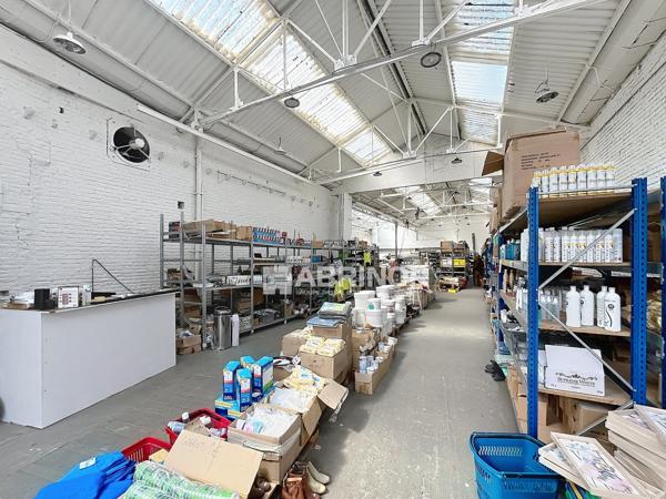Hangar de 936 m² en secteur économique avec partie bureau sur axe commerçant. Accès pour camion. TOURCOING