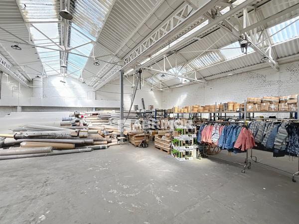 Hangar de 936 m² en secteur économique avec partie bureau sur axe commerçant. Accès pour camion. TOURCOING