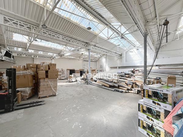 Hangar de 936 m² en secteur économique avec partie bureau sur axe commerçant. Accès pour camion. TOURCOING