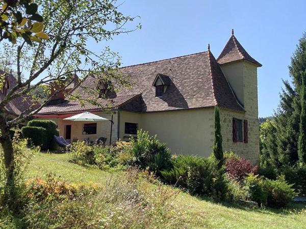 Maison avec piscine, ruisseau et dépendances