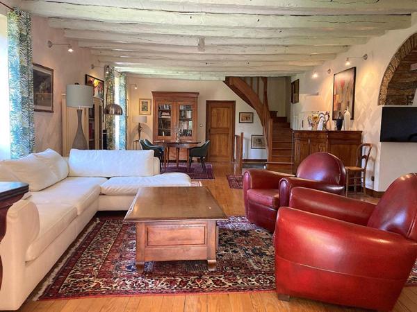 Maison avec piscine, ruisseau et dépendances