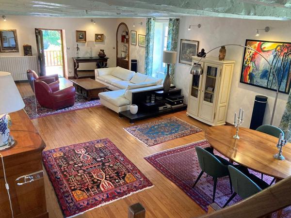 Maison avec piscine, ruisseau et dépendances