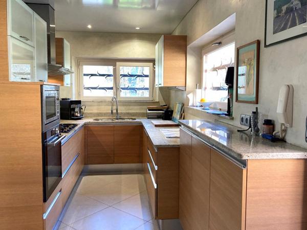 Maison avec piscine, ruisseau et dépendances