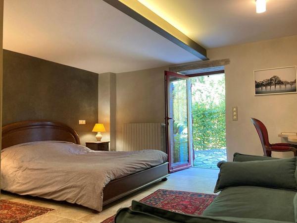 Maison avec piscine, ruisseau et dépendances