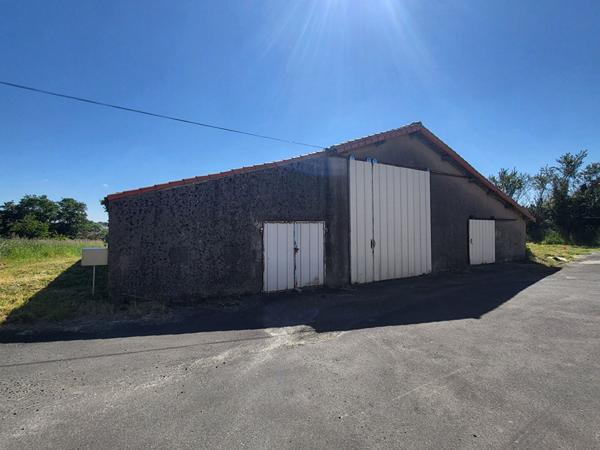 À vendre : charmante grange à réhabiliter située à Saint-Pierre-des-Echaubrognes.