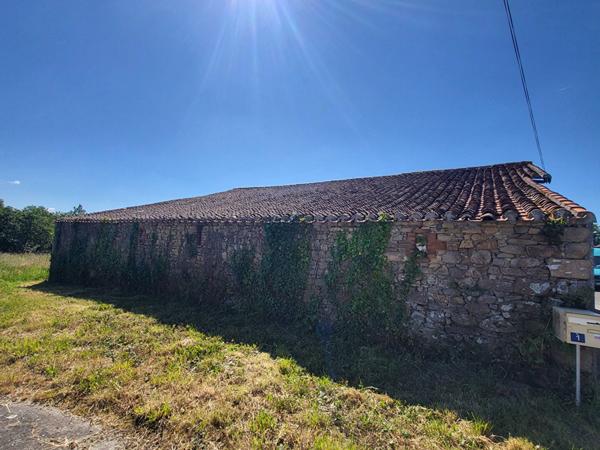 À vendre : charmante grange à réhabiliter située à Saint-Pierre-des-Echaubrognes.