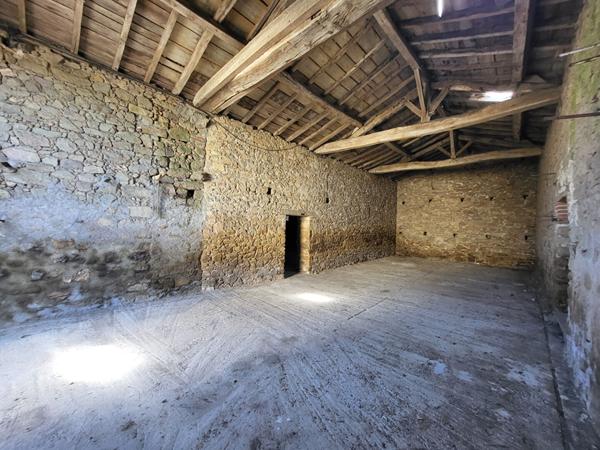À vendre : charmante grange à réhabiliter située à Saint-Pierre-des-Echaubrognes.