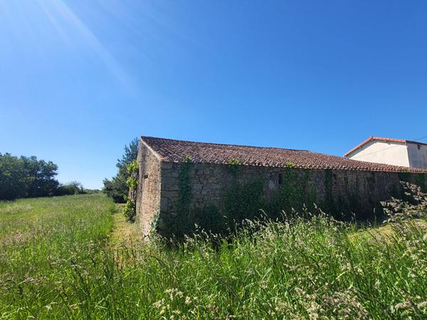 À vendre : charmante grange à réhabiliter située à Saint-Pierre-des-Echaubrognes.