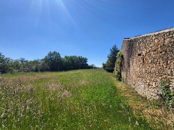 À vendre : charmante grange à réhabiliter située à Saint-Pierre-des-Echaubrognes.