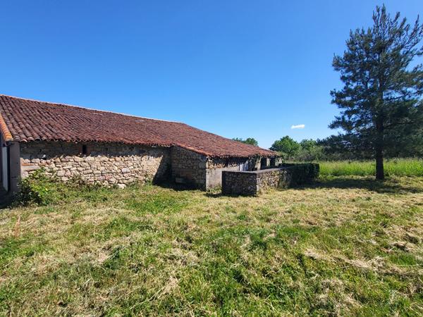 À vendre : charmante grange à réhabiliter située à Saint-Pierre-des-Echaubrognes.