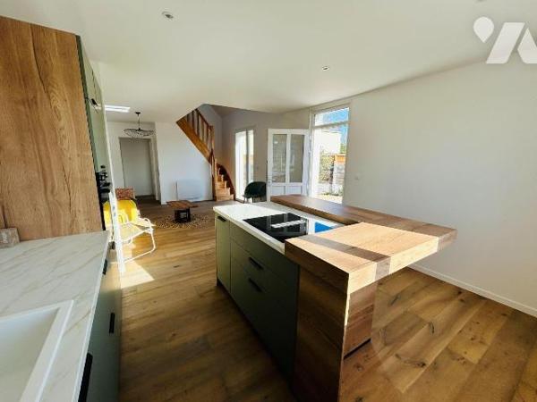 Découvrez cette charmante maison entièrement restaurée, idéalement située à seulement 1 km de l...