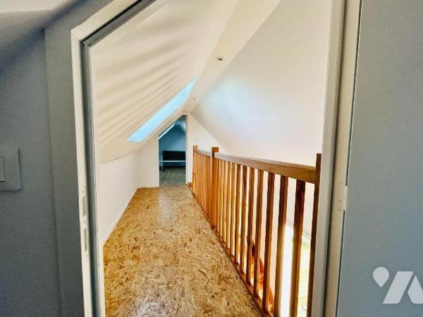 Découvrez cette charmante maison entièrement restaurée, idéalement située à seulement 1 km de l...