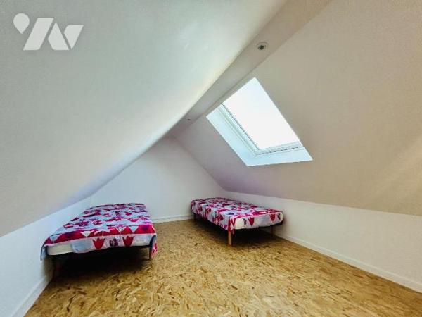 Découvrez cette charmante maison entièrement restaurée, idéalement située à seulement 1 km de l...