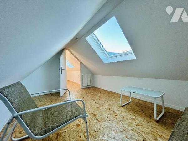 Découvrez cette charmante maison entièrement restaurée, idéalement située à seulement 1 km de l...