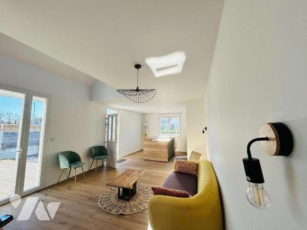 Découvrez cette charmante maison entièrement restaurée, idéalement située à seulement 1 km de l...