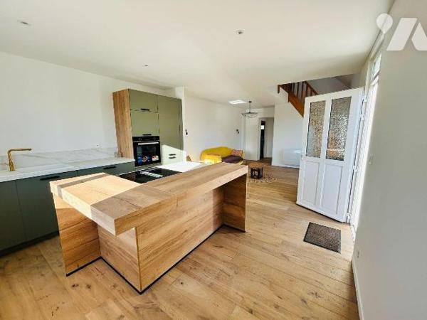 Découvrez cette charmante maison entièrement restaurée, idéalement située à seulement 1 km de l...