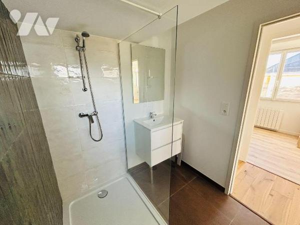 Découvrez cette charmante maison entièrement restaurée, idéalement située à seulement 1 km de l...