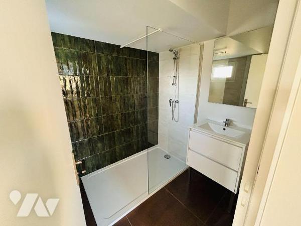 Découvrez cette charmante maison entièrement restaurée, idéalement située à seulement 1 km de l...