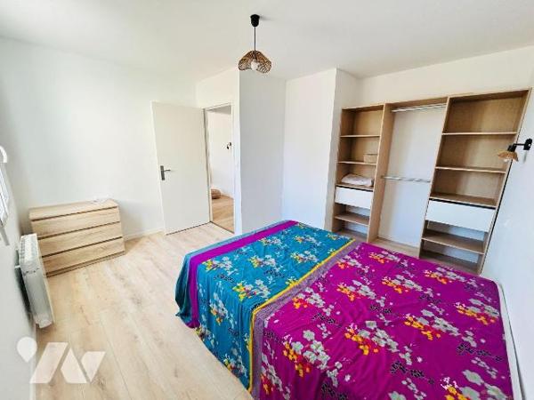 Découvrez cette charmante maison entièrement restaurée, idéalement située à seulement 1 km de l...