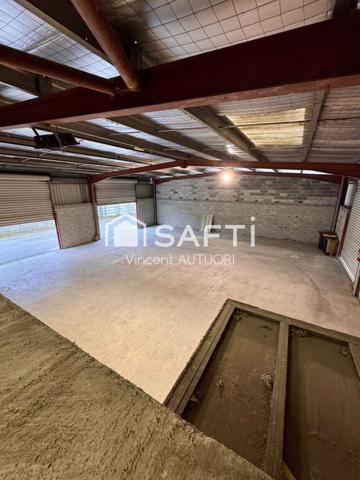 Local commerciale avec grand terrain, vitrine sur une grande rue passante et commerçante, le parc à l'abri des regards