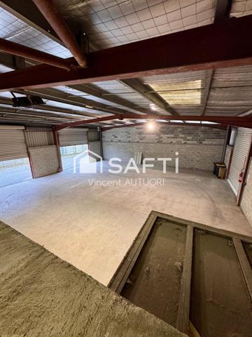 Local commerciale avec grand terrain, vitrine sur une grande rue passante et commerçante, le parc à l'abri des regards