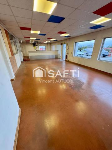 Local commerciale avec grand terrain, vitrine sur une grande rue passante et commerçante, le parc à l'abri des regards