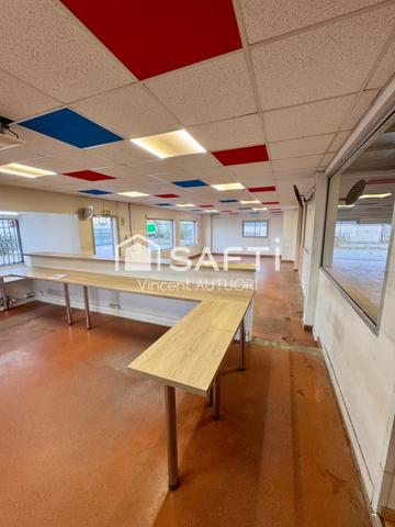 Local commerciale avec grand terrain, vitrine sur une grande rue passante et commerçante, le parc à l'abri des regards