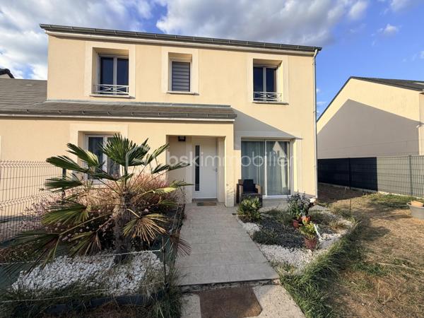 Découvrez ce pavillon récent d’environ 120 m², idéalement conçu pour une vie de famille, offrant des espaces fonctionnels, de beaux volumes et un environnement agréable.
Dès l’entrée, vous serez séduits par une belle pièce de vie conviviale, réunissant salon et salle à manger, dans le prolongement d’une cuisine ouverte, aménagée et équipée. Celle-ci se prolonge par une arrière-cuisine pratique, bénéficiant d’un accès direct au garage.
Le rez-de-chaussée dispose également d’une chambre, d’une salle d’eau et d’un WC indépendant, offrant ainsi une vie de plain-pied.
À l’étage, un palier dessert trois chambres avec placards, ainsi qu’une salle de bains et un WC indépendant. Un espace nuit parfaitement adapté à une famille.
À l’extérieur, vous profiterez d’un terrain clos d’environ 459 m², sans vis-à-vis et à l’abri des regards, offrant un cadre paisible et préservé, idéal pour profiter pleinement des beaux jours.
Un cabanon de jardin ainsi que deux places de stationnement viennent compléter les prestations de ce bien.
Des panneaux solaires complètent également le bien, contribuant à réduire davantage les consommations, en complément de son excellent DPE classé A.
Un pavillon récent et fonctionnel.Une belle opportunité pour une famille à la recherche d’un cadre de vie agréable !
