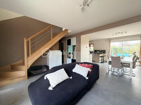 Découvrez ce pavillon récent d’environ 120 m², idéalement conçu pour une vie de famille, offrant des espaces fonctionnels, de beaux volumes et un environnement agréable.
Dès l’entrée, vous serez séduits par une belle pièce de vie conviviale, réunissant salon et salle à manger, dans le prolongement d’une cuisine ouverte, aménagée et équipée. Celle-ci se prolonge par une arrière-cuisine pratique, bénéficiant d’un accès direct au garage.
Le rez-de-chaussée dispose également d’une chambre, d’une salle d’eau et d’un WC indépendant, offrant ainsi une vie de plain-pied.
À l’étage, un palier dessert trois chambres avec placards, ainsi qu’une salle de bains et un WC indépendant. Un espace nuit parfaitement adapté à une famille.
À l’extérieur, vous profiterez d’un terrain clos d’environ 459 m², sans vis-à-vis et à l’abri des regards, offrant un cadre paisible et préservé, idéal pour profiter pleinement des beaux jours.
Un cabanon de jardin ainsi que deux places de stationnement viennent compléter les prestations de ce bien.
Des panneaux solaires complètent également le bien, contribuant à réduire davantage les consommations, en complément de son excellent DPE classé A.
Un pavillon récent et fonctionnel.Une belle opportunité pour une famille à la recherche d’un cadre de vie agréable !