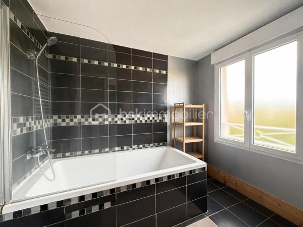 Découvrez ce pavillon récent d’environ 120 m², idéalement conçu pour une vie de famille, offrant des espaces fonctionnels, de beaux volumes et un environnement agréable.
Dès l’entrée, vous serez séduits par une belle pièce de vie conviviale, réunissant salon et salle à manger, dans le prolongement d’une cuisine ouverte, aménagée et équipée. Celle-ci se prolonge par une arrière-cuisine pratique, bénéficiant d’un accès direct au garage.
Le rez-de-chaussée dispose également d’une chambre, d’une salle d’eau et d’un WC indépendant, offrant ainsi une vie de plain-pied.
À l’étage, un palier dessert trois chambres avec placards, ainsi qu’une salle de bains et un WC indépendant. Un espace nuit parfaitement adapté à une famille.
À l’extérieur, vous profiterez d’un terrain clos d’environ 459 m², sans vis-à-vis et à l’abri des regards, offrant un cadre paisible et préservé, idéal pour profiter pleinement des beaux jours.
Un cabanon de jardin ainsi que deux places de stationnement viennent compléter les prestations de ce bien.
Des panneaux solaires complètent également le bien, contribuant à réduire davantage les consommations, en complément de son excellent DPE classé A.
Un pavillon récent et fonctionnel.Une belle opportunité pour une famille à la recherche d’un cadre de vie agréable !