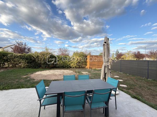 Découvrez ce pavillon récent d’environ 120 m², idéalement conçu pour une vie de famille, offrant des espaces fonctionnels, de beaux volumes et un environnement agréable.
Dès l’entrée, vous serez séduits par une belle pièce de vie conviviale, réunissant salon et salle à manger, dans le prolongement d’une cuisine ouverte, aménagée et équipée. Celle-ci se prolonge par une arrière-cuisine pratique, bénéficiant d’un accès direct au garage.
Le rez-de-chaussée dispose également d’une chambre, d’une salle d’eau et d’un WC indépendant, offrant ainsi une vie de plain-pied.
À l’étage, un palier dessert trois chambres avec placards, ainsi qu’une salle de bains et un WC indépendant. Un espace nuit parfaitement adapté à une famille.
À l’extérieur, vous profiterez d’un terrain clos d’environ 459 m², sans vis-à-vis et à l’abri des regards, offrant un cadre paisible et préservé, idéal pour profiter pleinement des beaux jours.
Un cabanon de jardin ainsi que deux places de stationnement viennent compléter les prestations de ce bien.
Des panneaux solaires complètent également le bien, contribuant à réduire davantage les consommations, en complément de son excellent DPE classé A.
Un pavillon récent et fonctionnel.Une belle opportunité pour une famille à la recherche d’un cadre de vie agréable !