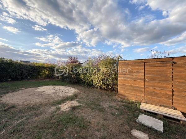 Découvrez ce pavillon récent d’environ 120 m², idéalement conçu pour une vie de famille, offrant des espaces fonctionnels, de beaux volumes et un environnement agréable.
Dès l’entrée, vous serez séduits par une belle pièce de vie conviviale, réunissant salon et salle à manger, dans le prolongement d’une cuisine ouverte, aménagée et équipée. Celle-ci se prolonge par une arrière-cuisine pratique, bénéficiant d’un accès direct au garage.
Le rez-de-chaussée dispose également d’une chambre, d’une salle d’eau et d’un WC indépendant, offrant ainsi une vie de plain-pied.
À l’étage, un palier dessert trois chambres avec placards, ainsi qu’une salle de bains et un WC indépendant. Un espace nuit parfaitement adapté à une famille.
À l’extérieur, vous profiterez d’un terrain clos d’environ 459 m², sans vis-à-vis et à l’abri des regards, offrant un cadre paisible et préservé, idéal pour profiter pleinement des beaux jours.
Un cabanon de jardin ainsi que deux places de stationnement viennent compléter les prestations de ce bien.
Des panneaux solaires complètent également le bien, contribuant à réduire davantage les consommations, en complément de son excellent DPE classé A.
Un pavillon récent et fonctionnel.Une belle opportunité pour une famille à la recherche d’un cadre de vie agréable !