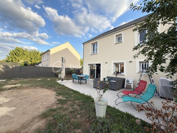 Découvrez ce pavillon récent d’environ 120 m², idéalement conçu pour une vie de famille, offrant des espaces fonctionnels, de beaux volumes et un environnement agréable.
Dès l’entrée, vous serez séduits par une belle pièce de vie conviviale, réunissant salon et salle à manger, dans le prolongement d’une cuisine ouverte, aménagée et équipée. Celle-ci se prolonge par une arrière-cuisine pratique, bénéficiant d’un accès direct au garage.
Le rez-de-chaussée dispose également d’une chambre, d’une salle d’eau et d’un WC indépendant, offrant ainsi une vie de plain-pied.
À l’étage, un palier dessert trois chambres avec placards, ainsi qu’une salle de bains et un WC indépendant. Un espace nuit parfaitement adapté à une famille.
À l’extérieur, vous profiterez d’un terrain clos d’environ 459 m², sans vis-à-vis et à l’abri des regards, offrant un cadre paisible et préservé, idéal pour profiter pleinement des beaux jours.
Un cabanon de jardin ainsi que deux places de stationnement viennent compléter les prestations de ce bien.
Des panneaux solaires complètent également le bien, contribuant à réduire davantage les consommations, en complément de son excellent DPE classé A.
Un pavillon récent et fonctionnel.Une belle opportunité pour une famille à la recherche d’un cadre de vie agréable !