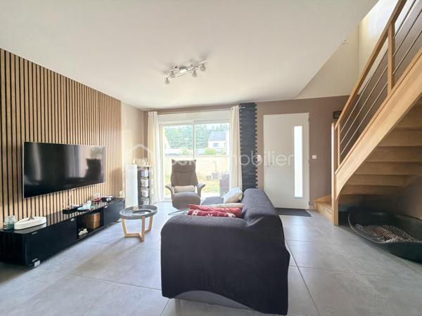 Découvrez ce pavillon récent d’environ 120 m², idéalement conçu pour une vie de famille, offrant des espaces fonctionnels, de beaux volumes et un environnement agréable.
Dès l’entrée, vous serez séduits par une belle pièce de vie conviviale, réunissant salon et salle à manger, dans le prolongement d’une cuisine ouverte, aménagée et équipée. Celle-ci se prolonge par une arrière-cuisine pratique, bénéficiant d’un accès direct au garage.
Le rez-de-chaussée dispose également d’une chambre, d’une salle d’eau et d’un WC indépendant, offrant ainsi une vie de plain-pied.
À l’étage, un palier dessert trois chambres avec placards, ainsi qu’une salle de bains et un WC indépendant. Un espace nuit parfaitement adapté à une famille.
À l’extérieur, vous profiterez d’un terrain clos d’environ 459 m², sans vis-à-vis et à l’abri des regards, offrant un cadre paisible et préservé, idéal pour profiter pleinement des beaux jours.
Un cabanon de jardin ainsi que deux places de stationnement viennent compléter les prestations de ce bien.
Des panneaux solaires complètent également le bien, contribuant à réduire davantage les consommations, en complément de son excellent DPE classé A.
Un pavillon récent et fonctionnel.Une belle opportunité pour une famille à la recherche d’un cadre de vie agréable !