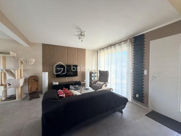 Découvrez ce pavillon récent d’environ 120 m², idéalement conçu pour une vie de famille, offrant des espaces fonctionnels, de beaux volumes et un environnement agréable.
Dès l’entrée, vous serez séduits par une belle pièce de vie conviviale, réunissant salon et salle à manger, dans le prolongement d’une cuisine ouverte, aménagée et équipée. Celle-ci se prolonge par une arrière-cuisine pratique, bénéficiant d’un accès direct au garage.
Le rez-de-chaussée dispose également d’une chambre, d’une salle d’eau et d’un WC indépendant, offrant ainsi une vie de plain-pied.
À l’étage, un palier dessert trois chambres avec placards, ainsi qu’une salle de bains et un WC indépendant. Un espace nuit parfaitement adapté à une famille.
À l’extérieur, vous profiterez d’un terrain clos d’environ 459 m², sans vis-à-vis et à l’abri des regards, offrant un cadre paisible et préservé, idéal pour profiter pleinement des beaux jours.
Un cabanon de jardin ainsi que deux places de stationnement viennent compléter les prestations de ce bien.
Des panneaux solaires complètent également le bien, contribuant à réduire davantage les consommations, en complément de son excellent DPE classé A.
Un pavillon récent et fonctionnel.Une belle opportunité pour une famille à la recherche d’un cadre de vie agréable !