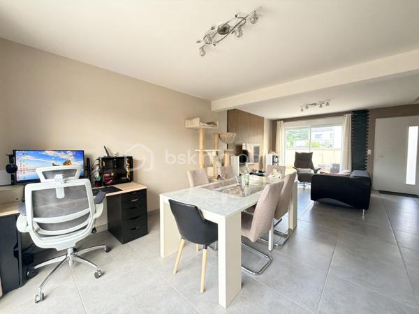 Découvrez ce pavillon récent d’environ 120 m², idéalement conçu pour une vie de famille, offrant des espaces fonctionnels, de beaux volumes et un environnement agréable.
Dès l’entrée, vous serez séduits par une belle pièce de vie conviviale, réunissant salon et salle à manger, dans le prolongement d’une cuisine ouverte, aménagée et équipée. Celle-ci se prolonge par une arrière-cuisine pratique, bénéficiant d’un accès direct au garage.
Le rez-de-chaussée dispose également d’une chambre, d’une salle d’eau et d’un WC indépendant, offrant ainsi une vie de plain-pied.
À l’étage, un palier dessert trois chambres avec placards, ainsi qu’une salle de bains et un WC indépendant. Un espace nuit parfaitement adapté à une famille.
À l’extérieur, vous profiterez d’un terrain clos d’environ 459 m², sans vis-à-vis et à l’abri des regards, offrant un cadre paisible et préservé, idéal pour profiter pleinement des beaux jours.
Un cabanon de jardin ainsi que deux places de stationnement viennent compléter les prestations de ce bien.
Des panneaux solaires complètent également le bien, contribuant à réduire davantage les consommations, en complément de son excellent DPE classé A.
Un pavillon récent et fonctionnel.Une belle opportunité pour une famille à la recherche d’un cadre de vie agréable !