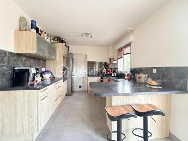 Découvrez ce pavillon récent d’environ 120 m², idéalement conçu pour une vie de famille, offrant des espaces fonctionnels, de beaux volumes et un environnement agréable.
Dès l’entrée, vous serez séduits par une belle pièce de vie conviviale, réunissant salon et salle à manger, dans le prolongement d’une cuisine ouverte, aménagée et équipée. Celle-ci se prolonge par une arrière-cuisine pratique, bénéficiant d’un accès direct au garage.
Le rez-de-chaussée dispose également d’une chambre, d’une salle d’eau et d’un WC indépendant, offrant ainsi une vie de plain-pied.
À l’étage, un palier dessert trois chambres avec placards, ainsi qu’une salle de bains et un WC indépendant. Un espace nuit parfaitement adapté à une famille.
À l’extérieur, vous profiterez d’un terrain clos d’environ 459 m², sans vis-à-vis et à l’abri des regards, offrant un cadre paisible et préservé, idéal pour profiter pleinement des beaux jours.
Un cabanon de jardin ainsi que deux places de stationnement viennent compléter les prestations de ce bien.
Des panneaux solaires complètent également le bien, contribuant à réduire davantage les consommations, en complément de son excellent DPE classé A.
Un pavillon récent et fonctionnel.Une belle opportunité pour une famille à la recherche d’un cadre de vie agréable !
