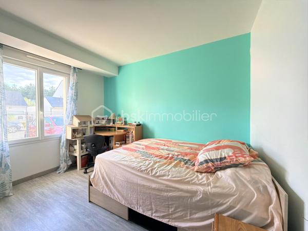 Découvrez ce pavillon récent d’environ 120 m², idéalement conçu pour une vie de famille, offrant des espaces fonctionnels, de beaux volumes et un environnement agréable.
Dès l’entrée, vous serez séduits par une belle pièce de vie conviviale, réunissant salon et salle à manger, dans le prolongement d’une cuisine ouverte, aménagée et équipée. Celle-ci se prolonge par une arrière-cuisine pratique, bénéficiant d’un accès direct au garage.
Le rez-de-chaussée dispose également d’une chambre, d’une salle d’eau et d’un WC indépendant, offrant ainsi une vie de plain-pied.
À l’étage, un palier dessert trois chambres avec placards, ainsi qu’une salle de bains et un WC indépendant. Un espace nuit parfaitement adapté à une famille.
À l’extérieur, vous profiterez d’un terrain clos d’environ 459 m², sans vis-à-vis et à l’abri des regards, offrant un cadre paisible et préservé, idéal pour profiter pleinement des beaux jours.
Un cabanon de jardin ainsi que deux places de stationnement viennent compléter les prestations de ce bien.
Des panneaux solaires complètent également le bien, contribuant à réduire davantage les consommations, en complément de son excellent DPE classé A.
Un pavillon récent et fonctionnel.Une belle opportunité pour une famille à la recherche d’un cadre de vie agréable !