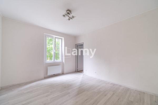 T3 rénové avec annexes et jardin privatif de 100m²