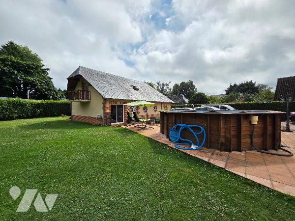 A 5 kms Héricourt en Caux sur  terrain d'~1020m², maison mitoyenne d'1 côté d'~156m², 5 chambres.