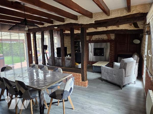 A 5 kms Héricourt en Caux sur  terrain d'~1020m², maison mitoyenne d'1 côté d'~156m², 5 chambres.