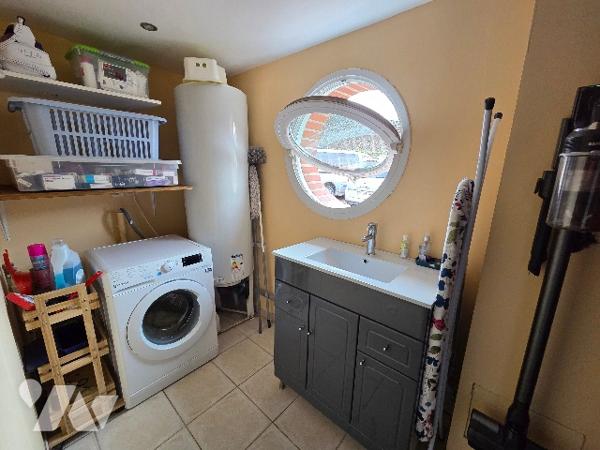 A 5 kms Héricourt en Caux sur  terrain d'~1020m², maison mitoyenne d'1 côté d'~156m², 5 chambres.