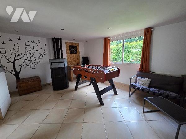 A 5 kms Héricourt en Caux sur  terrain d'~1020m², maison mitoyenne d'1 côté d'~156m², 5 chambres.