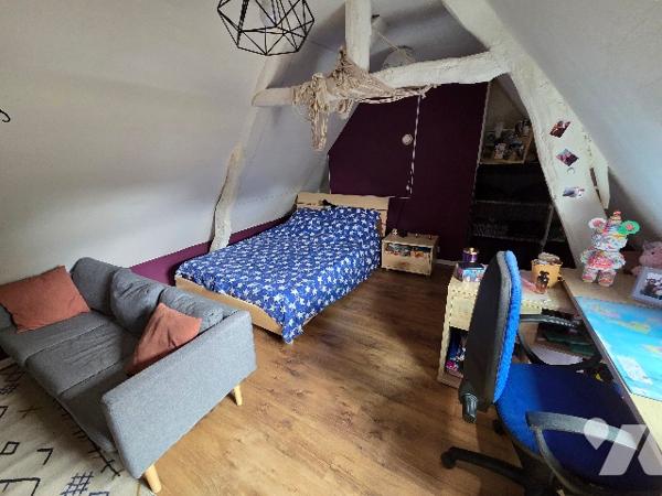 A 5 kms Héricourt en Caux sur  terrain d'~1020m², maison mitoyenne d'1 côté d'~156m², 5 chambres.