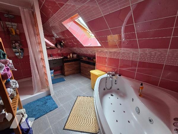 A 5 kms Héricourt en Caux sur  terrain d'~1020m², maison mitoyenne d'1 côté d'~156m², 5 chambres.