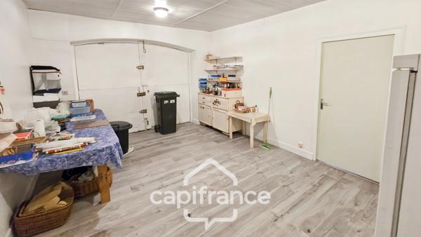 Maison en pierre à vendre 8 pièces avec piscine sur 3100 m² de terrain.