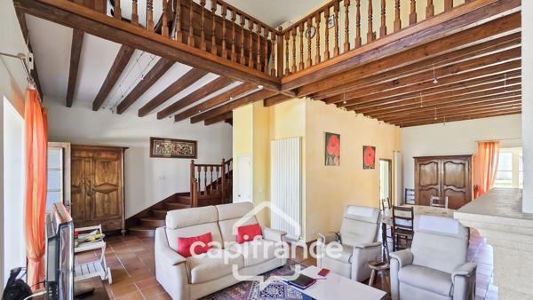 Maison en pierre à vendre 8 pièces avec piscine sur 3100 m² de terrain.