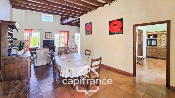 Maison en pierre à vendre 8 pièces avec piscine sur 3100 m² de terrain.