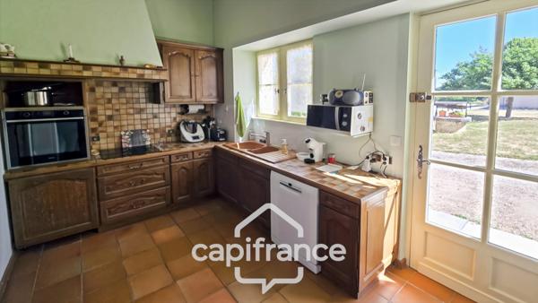 Maison en pierre à vendre 8 pièces avec piscine sur 3100 m² de terrain.