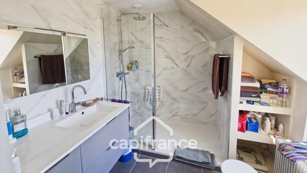Maison en pierre à vendre 8 pièces avec piscine sur 3100 m² de terrain.